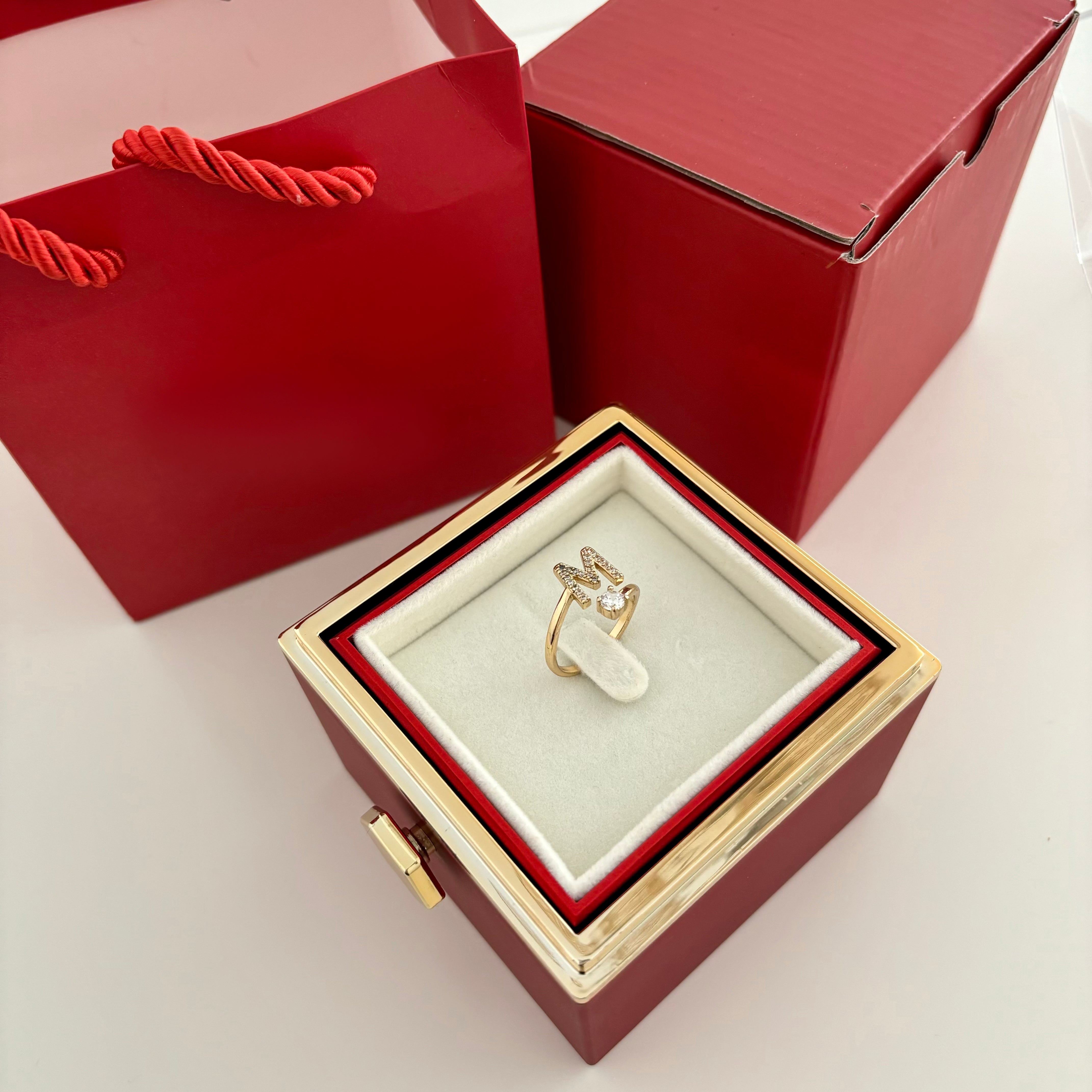 Ewige Rosenbox – mit Initiale und Rosenring
